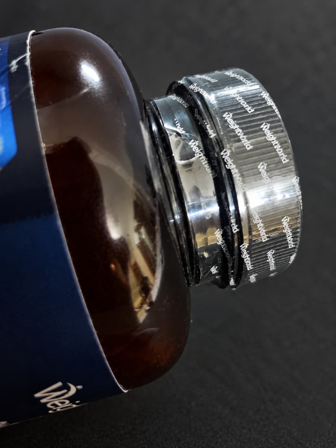 Bouchon et col du flacon WeightWorld avec leur film de protection, photographiés en octobre 2026